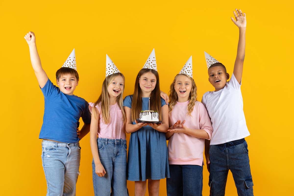 Kleine Gruppe von Kindern auf einem Kindergeburtstag