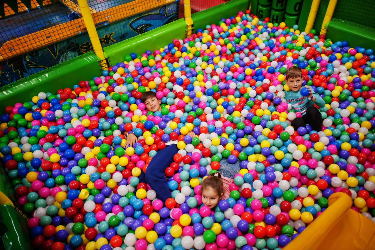 Kinder im Bällebad bei einem Kindergeburtstag im Indoorspielplatz